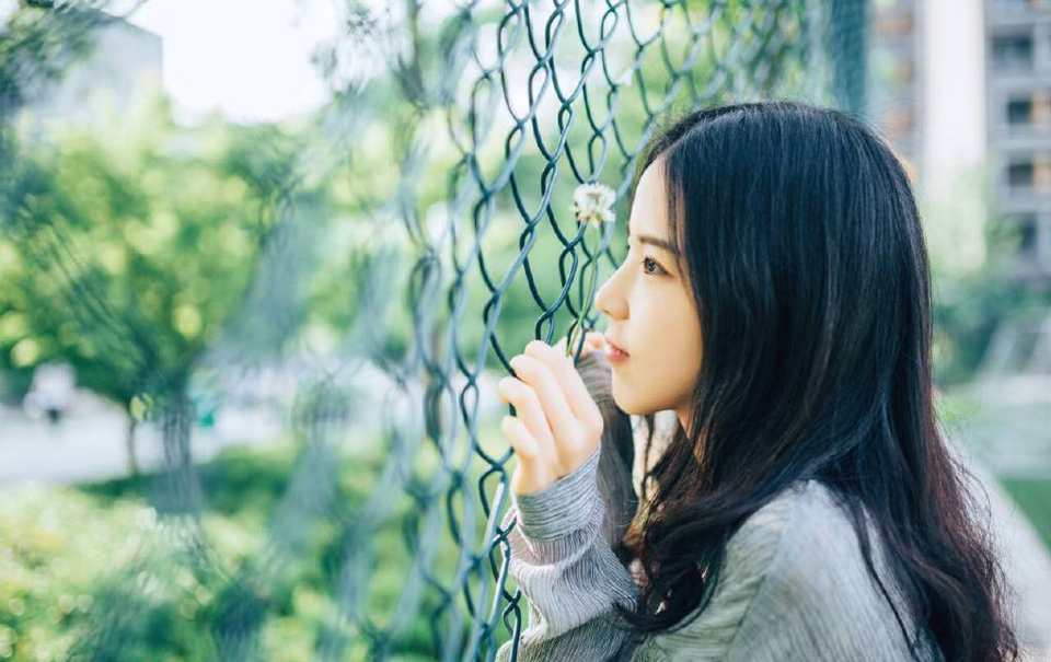 人之所以悲哀，是因为我们留不住岁月，更无法不承认，青春，有一日是要这么自然的消失过去。而人之可贵，也在于我们因着时光环境的改变，在生活上得到长进。岁月的流失固然是无可奈何，而人的逐渐蜕变，却又脱不出时光的力量。——三毛